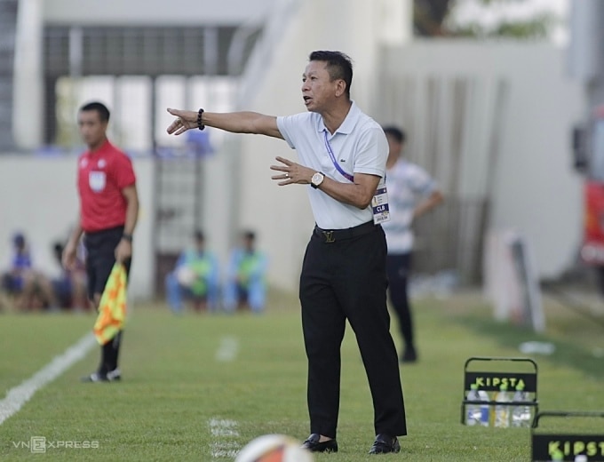 HLV Văn Sỹ Sơn (áo trắng) chỉ đạo trong trận Quảng Nam hòa HAGL 1-1 ở vòng 15 V-League 2023-2024. Ảnh: Định Đà.