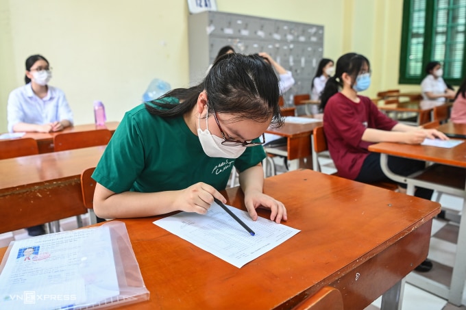 Học sinh làm thủ tục thi lớp 10 ở Hà Nội năm 2022. Ảnh: Giang Huy