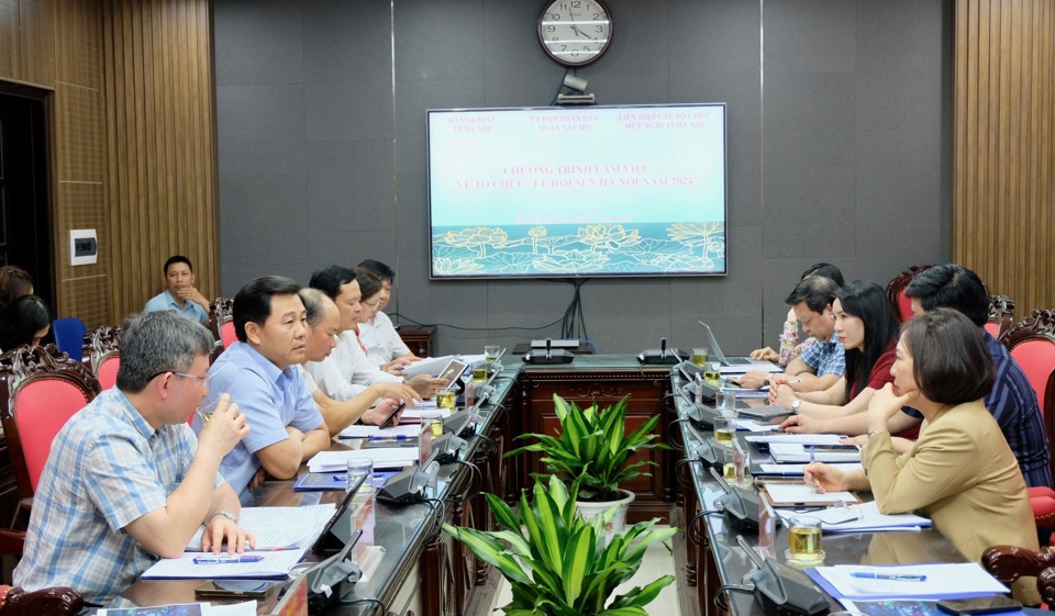 Quang cảnh cuộc làm việc về công tác chuẩn bị Lễ hội Sen Hà Nội năm 2024.