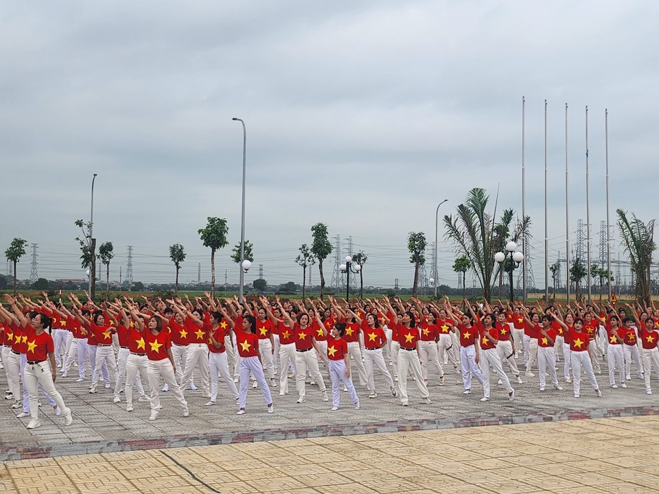 Các hội viên biểu diễn trong trang phục mang màu đỏ của cờ Tổ quốc