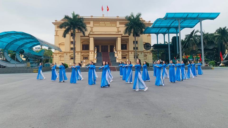 Các hội viên Hội Liên hiệp phụ nữ TP biểu diễn trong trang phục áo dài truyền thống 