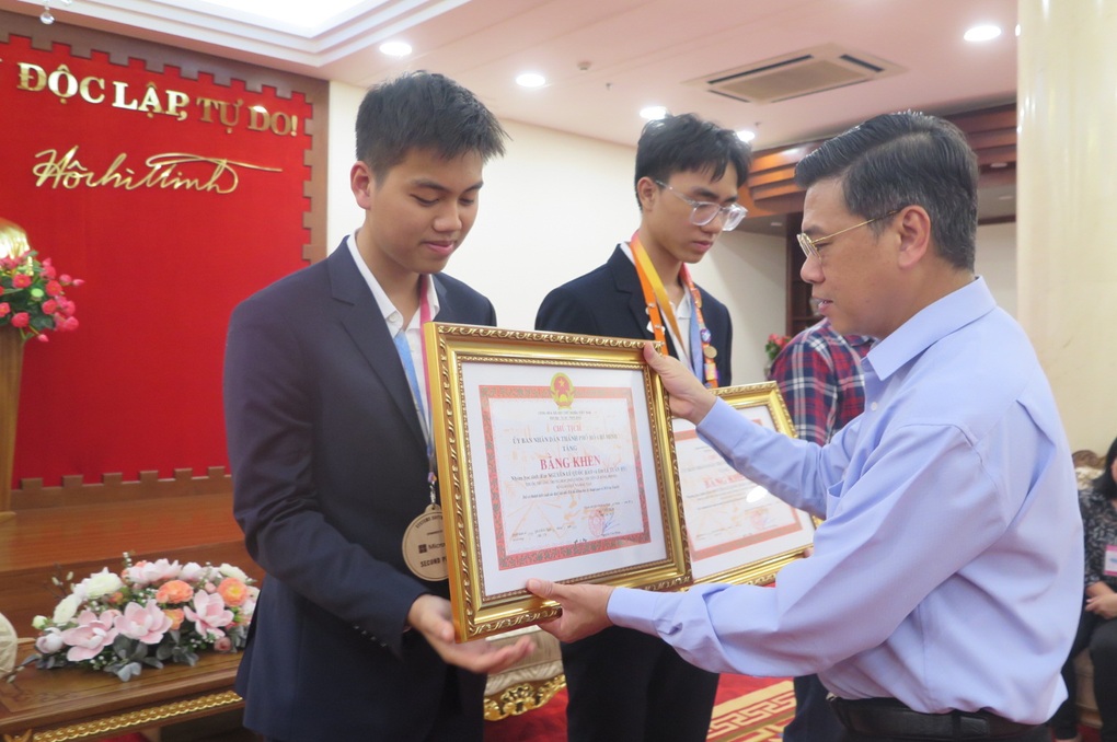 Hai học sinh TPHCM nhận bằng khen, 50 triệu đồng vì thành tích đặc biệt - 1 Hai học sinh TPHCM nhận bằng khen, 50 triệu đồng vì thành tích đặc biệt - 1