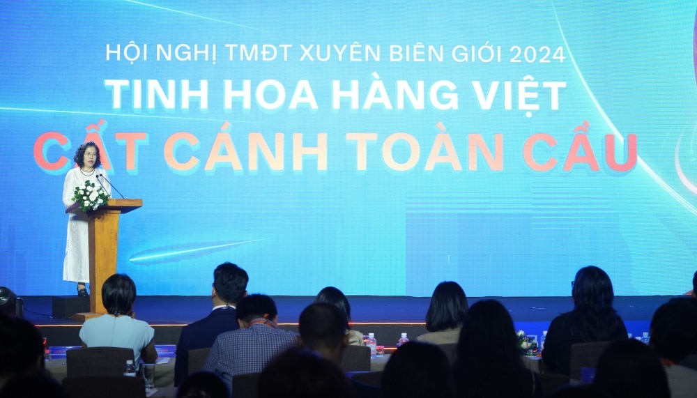Bà Nguyễn Thị Minh Huyền, Phó cục trưởng Cục Thương mại điện tử và Kinh tế số (Bộ Công Thương) phát biểu tại hội nghị. Ảnh: Minh Tâm