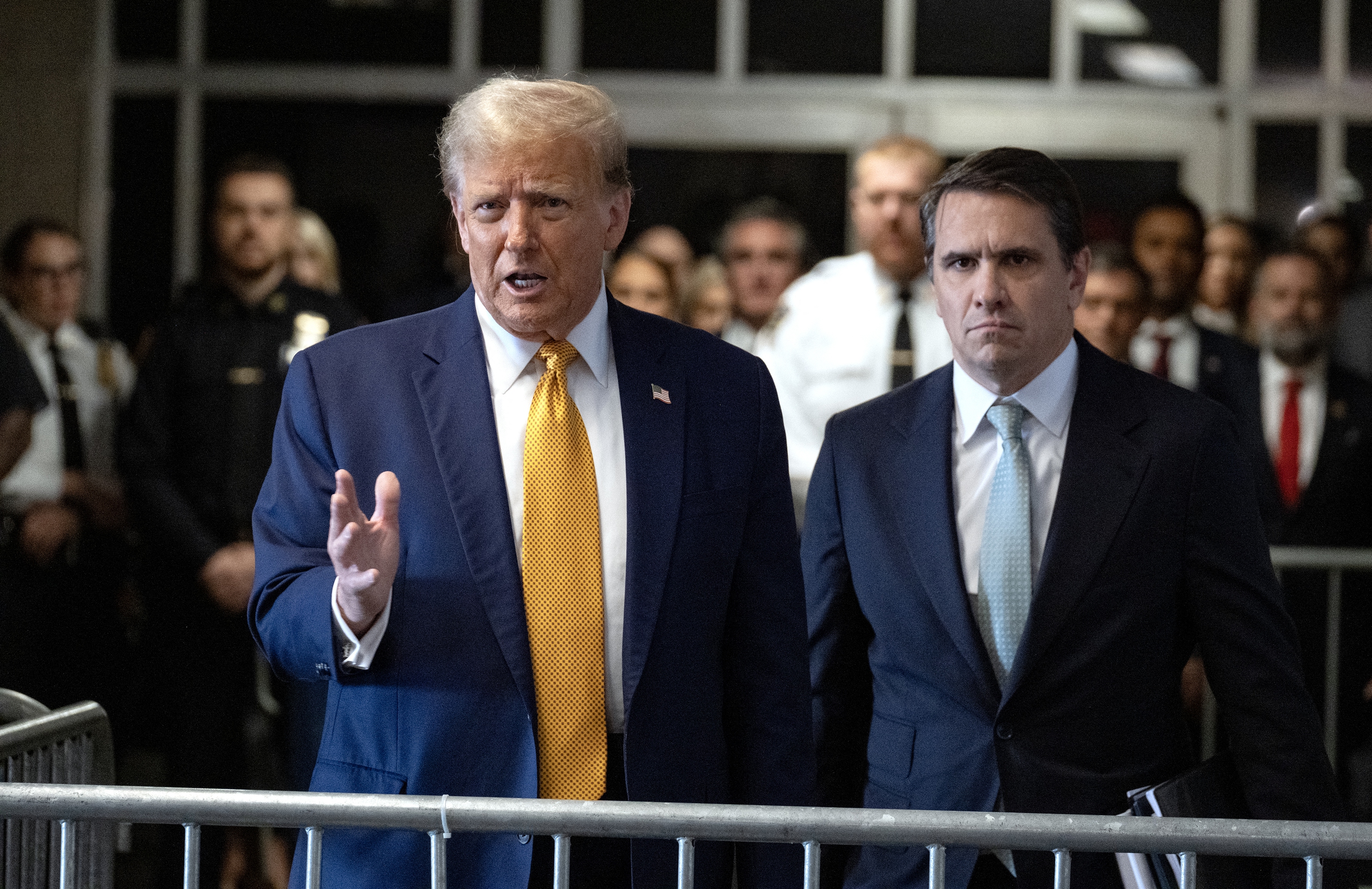 Hàng loạt đồng minh trung thành đến tòa án ủng hộ ông Trump - Ảnh 2. Hàng loạt đồng minh trung thành đến tòa án ủng hộ ông Trump - Ảnh 2.