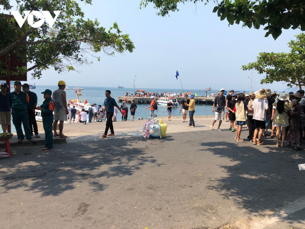 hàng ngàn lượt du khách ra đảo cù lao chàm trong kỳ nghỉ lễ 30 4 và 1 5 hình ảnh 1 hang ngan luot du khach ra dao cu lao cham trong ky nghi le 30 4 va 1 5 hinh anh 1