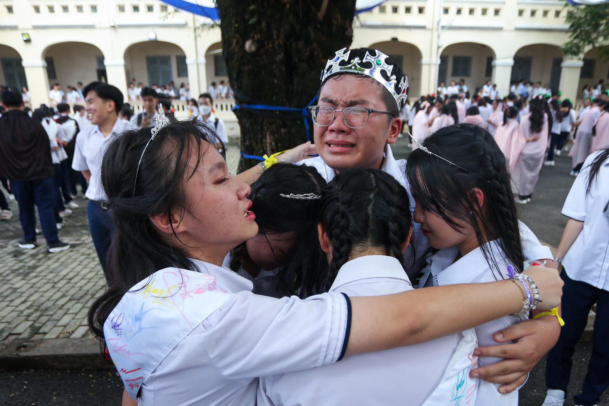 Hàng trăm học sinh trường chuyên Lê Hồng Phong nhảy flashmob xong rồi khóc trong ngày chia tay- Ảnh 1. Khúc nhạc chia tay tuổi học trò vang lên, Phúc Thành bật khóc nức nở khi sắp phải chia xa những người bạn yêu quý - Ảnh: PHƯƠNG QUYÊN