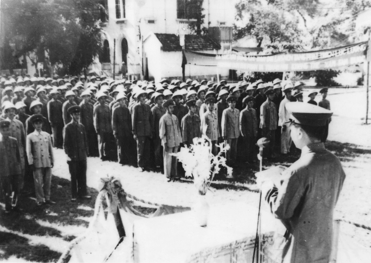 Đại tướng Võ Nguyên Giáp đọc quyết định thành lập thủy đội Sông Lô, Bạch Đằng ngày 24-8-1955. Ảnh: Tư liệu