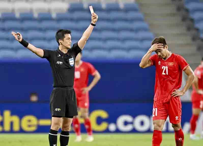 Nguyễn Mạnh Hưng, cầu thủ sinh năm 2005, phải nhận thẻ đỏ sau khi trọng tài tham khảo VAR trong trận gặp U.23 Iraq ở VCK U.23 châu Á 2024