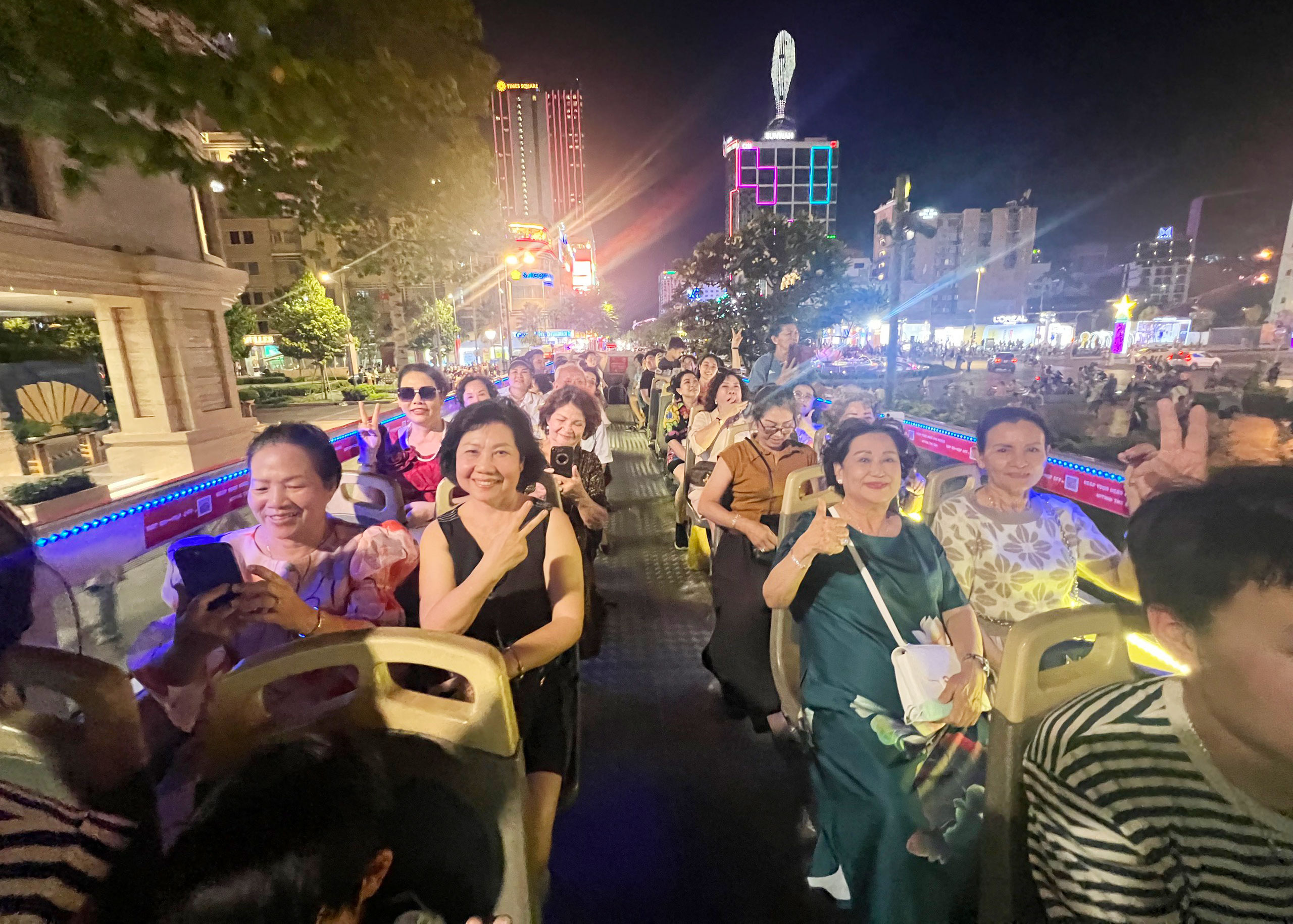 Hè này, đi đâu chơi?- Ảnh 1. Nhiều sản phẩm city tour tại TP.HCM được du khách lựa chọn