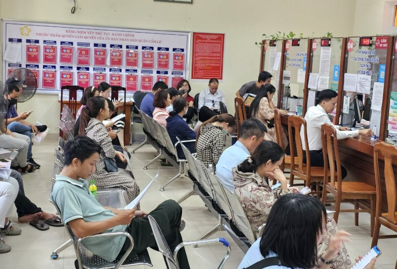 Người dân chờ làm thủ tục đất đai tại Bộ phận
