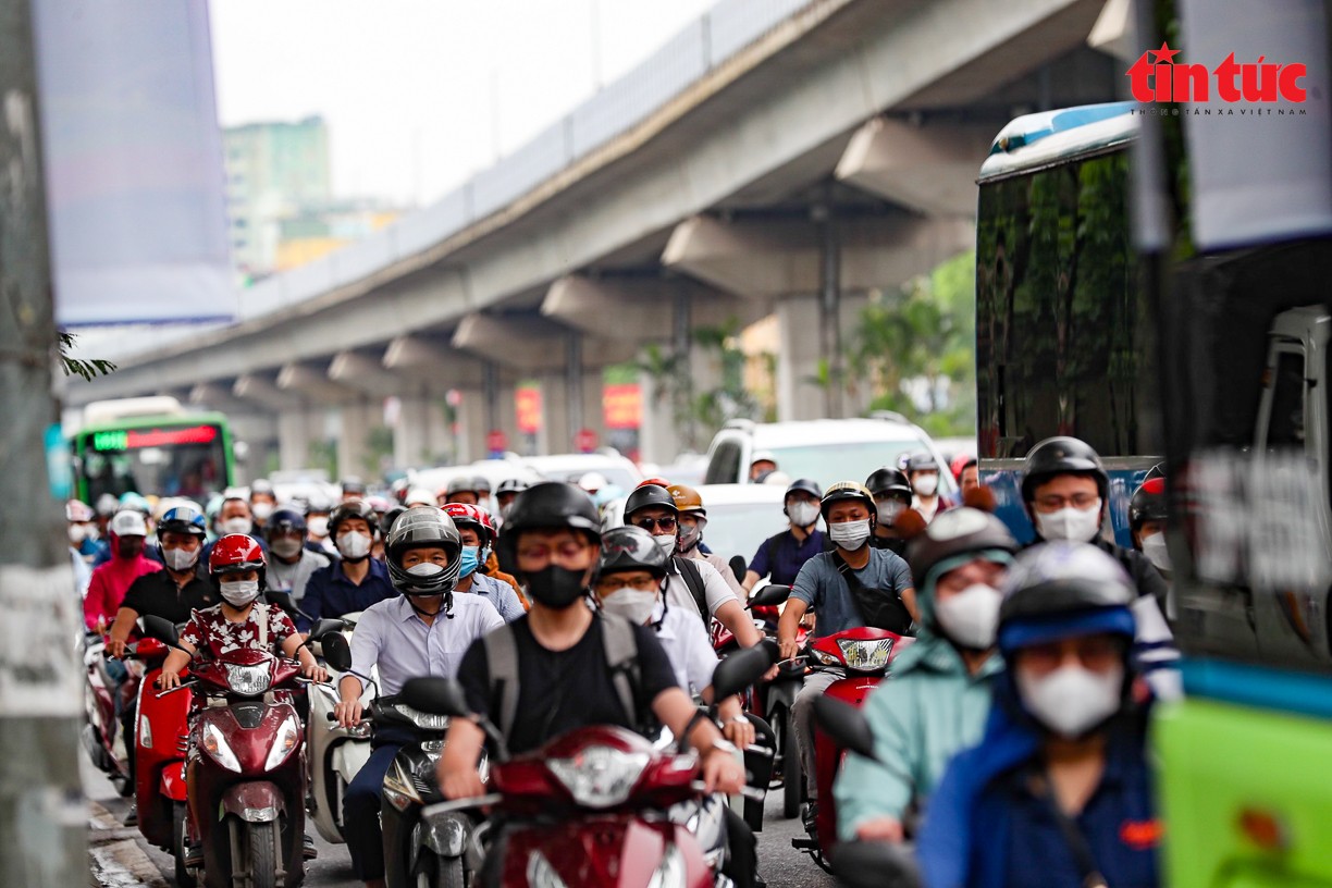 Hết nghỉ lễ, đường phố Hà Nội lại ùn tắc kéo dài ảnh 1