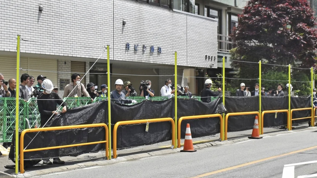 Chính quyền dựng tấm chắn cao 2,4m ngày 21-5, để ngăn du khách chụp ảnh trước cửa hàng tiện lợi Lawson với hình nền núi Phú Sĩ - Ảnh chụp màn hình Getty
