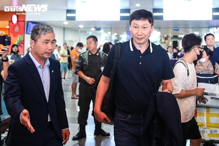 Tổng thư ký VFF Dương Nghiệp Khôi đón HLV Kim Sang-sik ở sân bay. (Ảnh: Kim Chi)