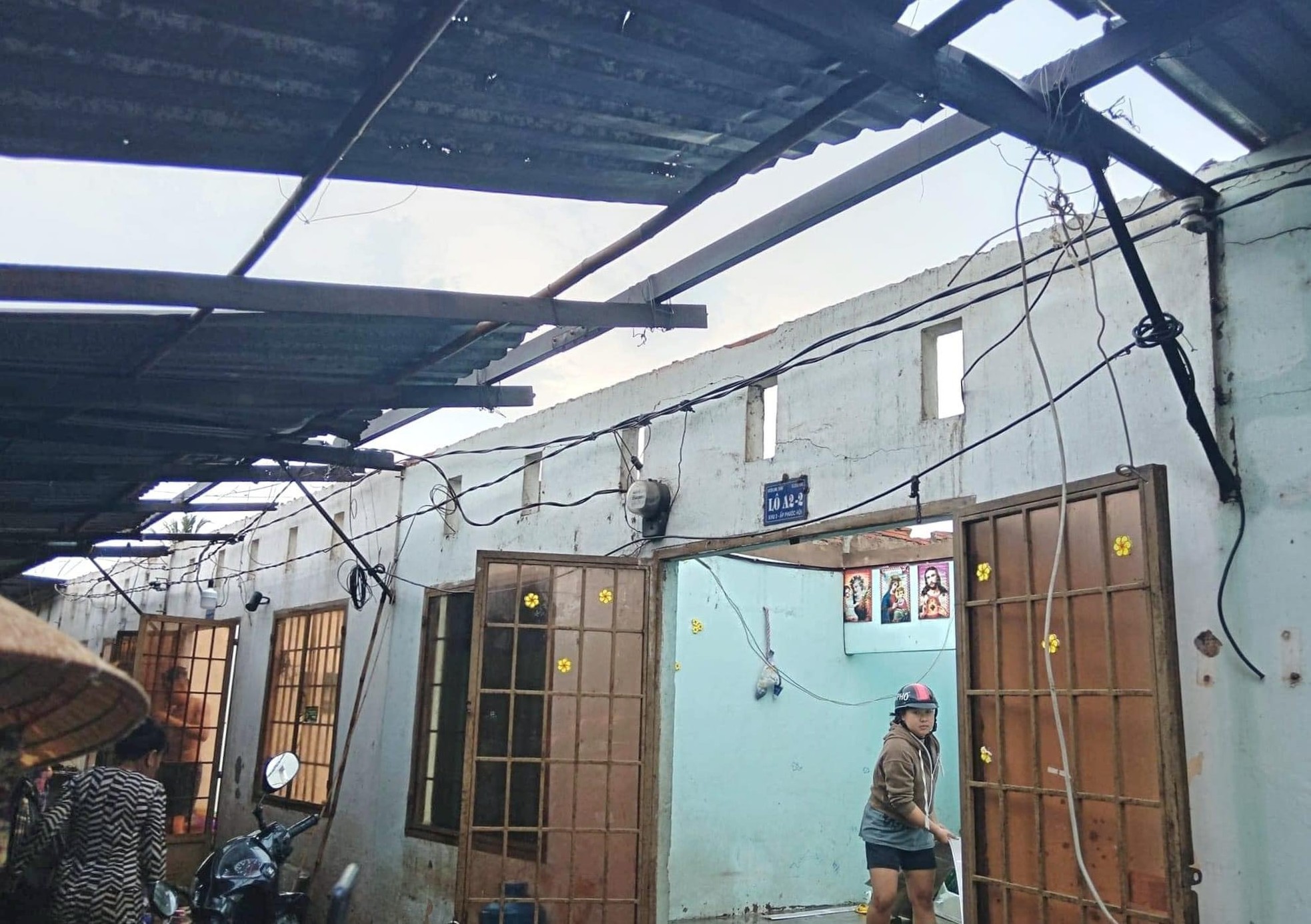 Hình ảnh loạt nhà dân bị tốc mái sau mưa lớn ở Đồng Nai ảnh 1