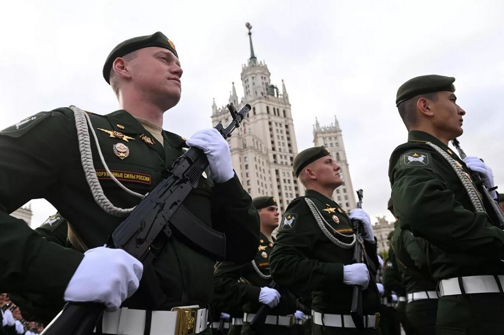 Sau lễ duyệt binh, Tổng thống Nga Putin và lãnh đạo nhiều nước tới đặt hoa tại mộ các chiến sĩ vô danh- Ảnh 1.