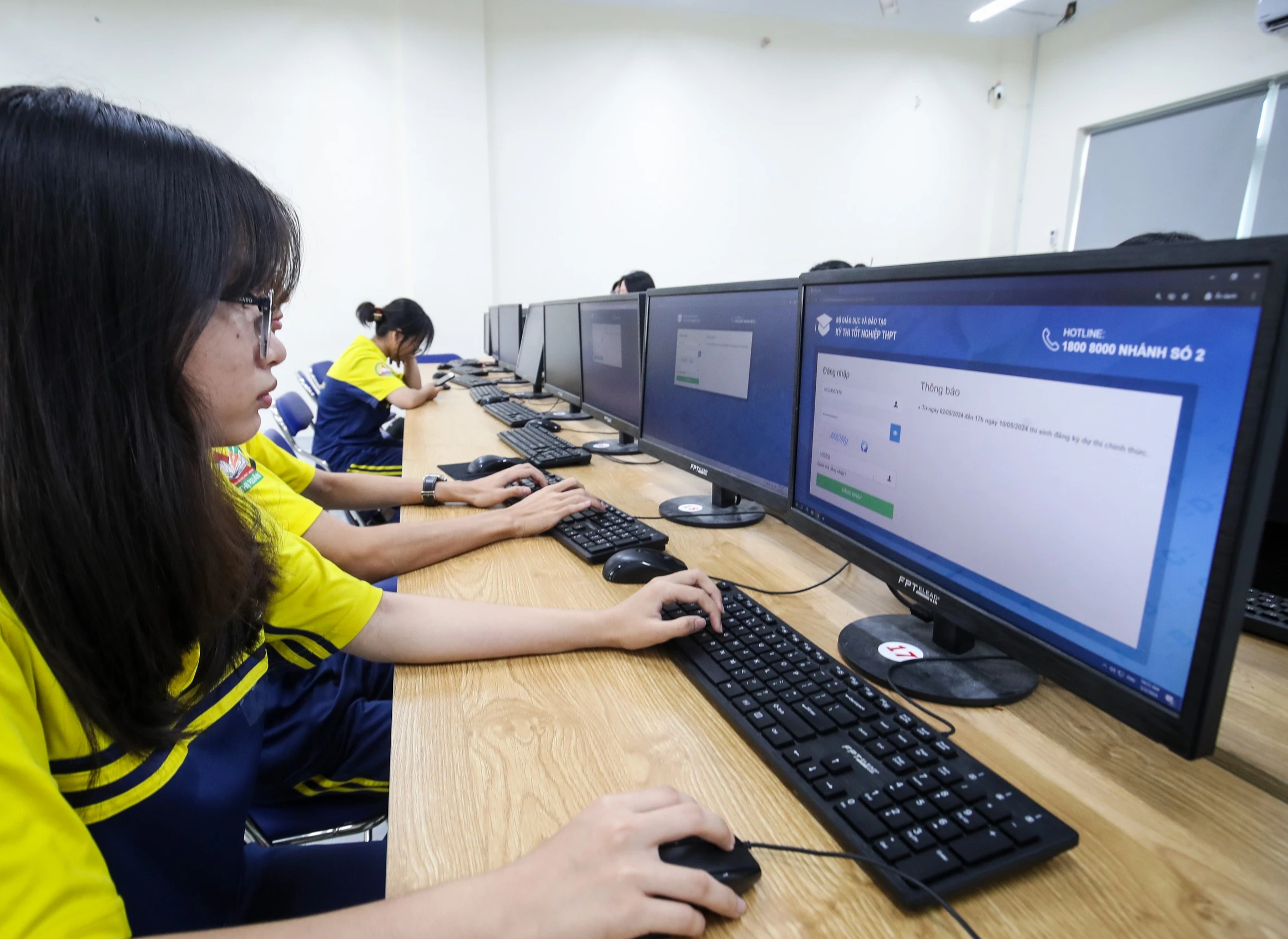 Hình ảnh ngày đầu tiên học sinh đăng ký dự thi tốt nghiệp THPT- Ảnh 5. Học sinh sẽ đăng ký đến hết ngày 5.5. sau đó ngày 6.5 trường THPT in phiếu để học sinh so dò và ký tên xác nhận trên phiếu đăng ký dự thi