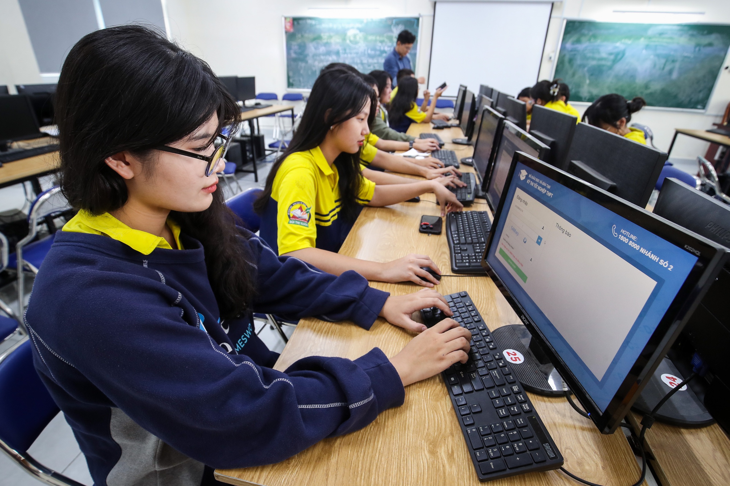 Hình ảnh ngày đầu tiên học sinh đăng ký dự thi tốt nghiệp THPT- Ảnh 1. Ngày đầu tiên đăng ký dự thi tốt nghiệp THPT tại TP.HCM, khá ít học sinh thực hiện