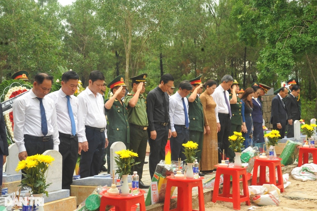 Hình ảnh xúc động tại lễ truy điệu, an táng 12 liệt sỹ hy sinh trên đất Lào - 1
