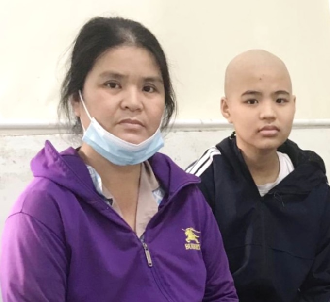 Cô bé Như Hằng 16 tuổi và mẹ, chị Nguyễn Thị Bé, 45 tuổi tại Bệnh viện TW Huế tháng 3/2024. Ảnh:Thanh Mai