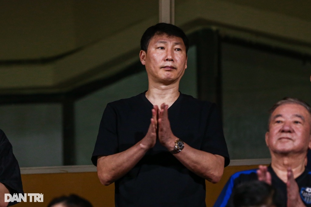 Hoàng Đức ghi bàn trong ngày HLV Kim Sang Sik dự khán sân Hàng Đẫy - 1