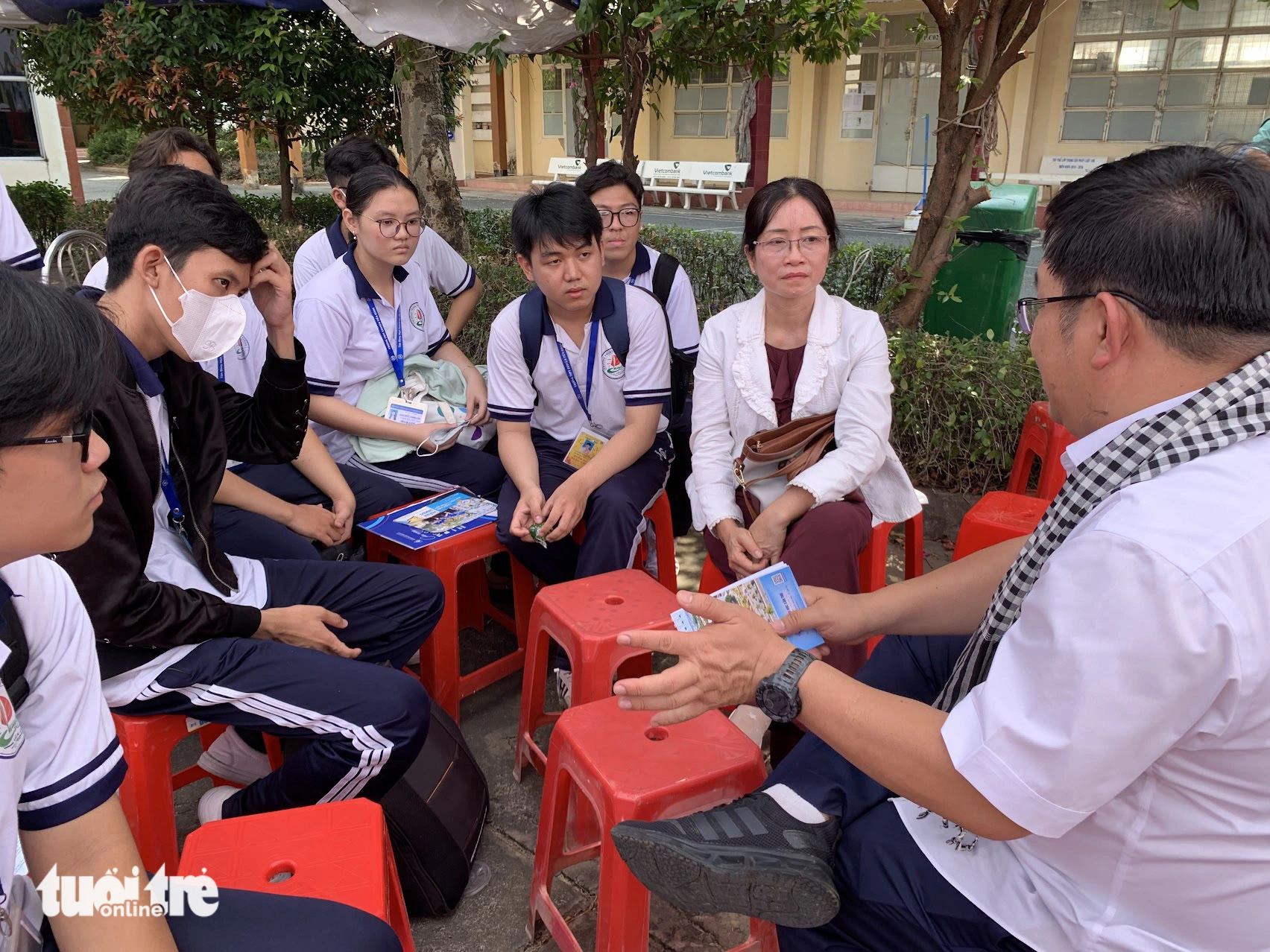 Học phí khóa mới Trường đại học Khoa học tự nhiên TP.HCM cao nhất 59,6 triệu- Ảnh 1. ThS Phùng Quán - chuyên gia tuyển sinh Trường đại học Khoa học tự nhiên TP.HCM - chia sẻ thông tin về ngành học, học phí cho học sinh trong chương trình tư vấn tuyển sinh - hướng nghiệp 2024 - Ảnh: TRẦN HUỲNH