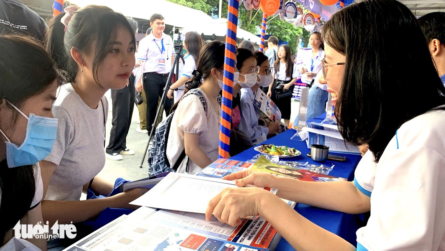 Học phí mới của các trường thành viên ĐH Quốc gia TP.HCM ra sao?- Ảnh 1. Học sinh tìm hiểu thông tin về tuyển sinh đại học và học phí của Trường đại học Kinh tế - Luật (Đại học Quốc gia TP.HCM) tại Ngày hội tư vấn tuyển sinh - hướng nghiệp 2024 - Ảnh: TRẦN HUỲNH
