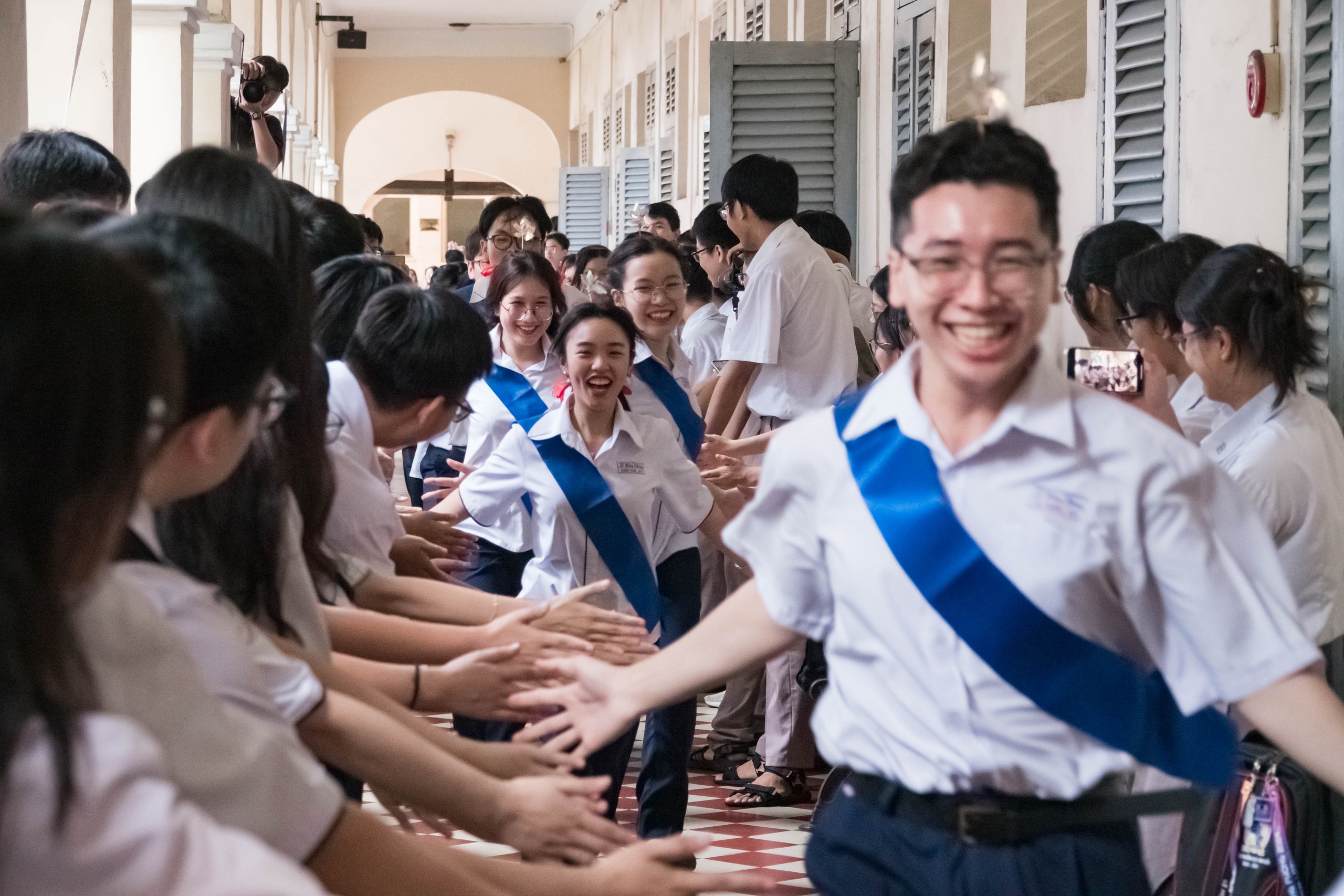 Học sinh Trường THPT chuyên Lê Hồng Phong ‘thắp sáng’ cả bầu trời trong ngày chia tay- Ảnh 1.