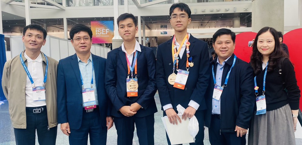 Học sinh chuyên Lê Hồng Phong TP.HCM đoạt giải nhì Hội thi khoa học kỹ thuật quốc tế 2024- Ảnh 1. Quốc Bảo và Tuấn Hy (thứ 3 và thứ 4 từ phải sang) cùng các thầy cô đoàn Việt Nam tại Hội thi khoa học kỹ thuật quốc tế 2024 - Ảnh: Đoàn Việt Nam cung cấp