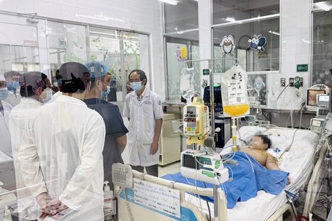 Học sinh ở quận 4 và TP Thủ Đức, TP.HCM nghi bị ngộ độc, có trường cùng lúc 82 học sinh nghỉ học- Ảnh 1. Gần đây liên tục xảy ra các vụ ngộ độc thực phẩm. Trong ảnh: Đoàn công tác Bộ Y tế đến kiểm tra việc điều trị cho các bệnh nhi ngộ độc nặng sau ăn bánh mì, tại Bệnh viện Nhi đồng Đồng Nai - Ảnh: A LỘC