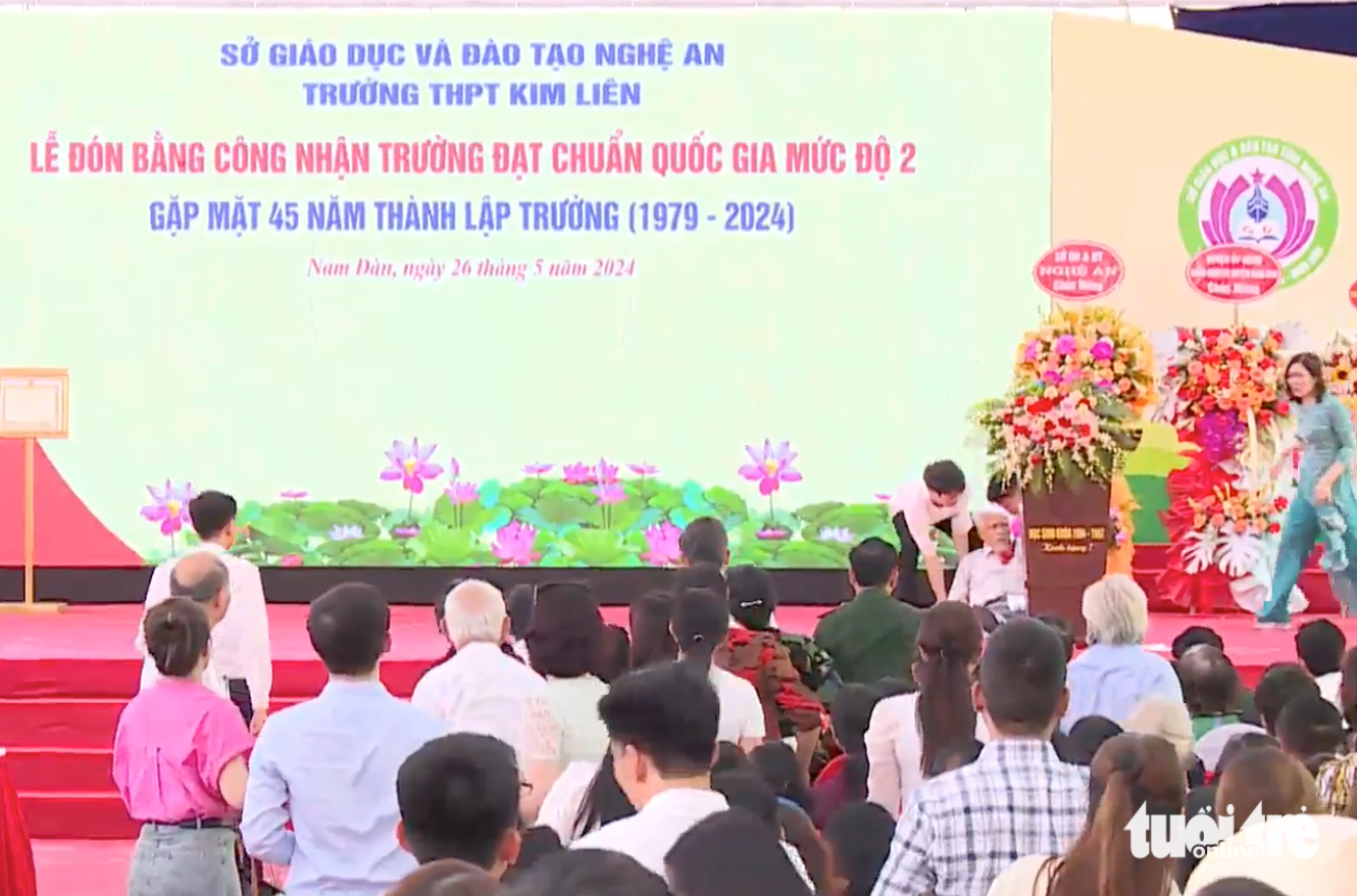 Học sinh tiếc thương thầy giáo cũ bị đột quỵ khi đang phát biểu kỷ niệm thành lập trường- Ảnh 1. Ông N.V.D. đổ gục xuống sân khấu khi đang phát biểu sáng 26-5 - Ảnh: Bạn đọc cung cấp