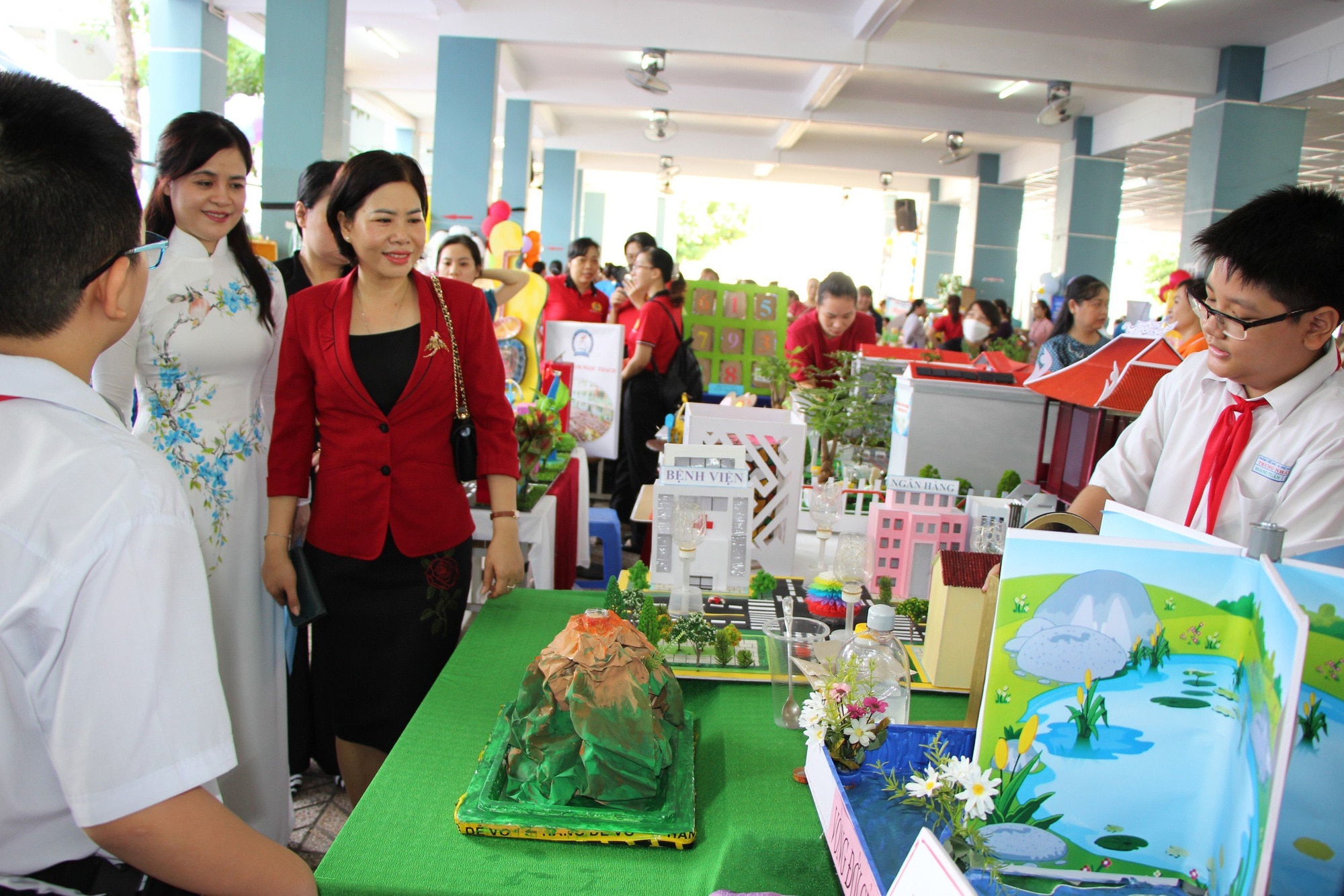 Học sinh quận Phú Nhuận thuyết trình về sản phẩm khoa học kỹ thuật của mình với các thầy cô và đại biểu - Ảnh: HOA BÔNG