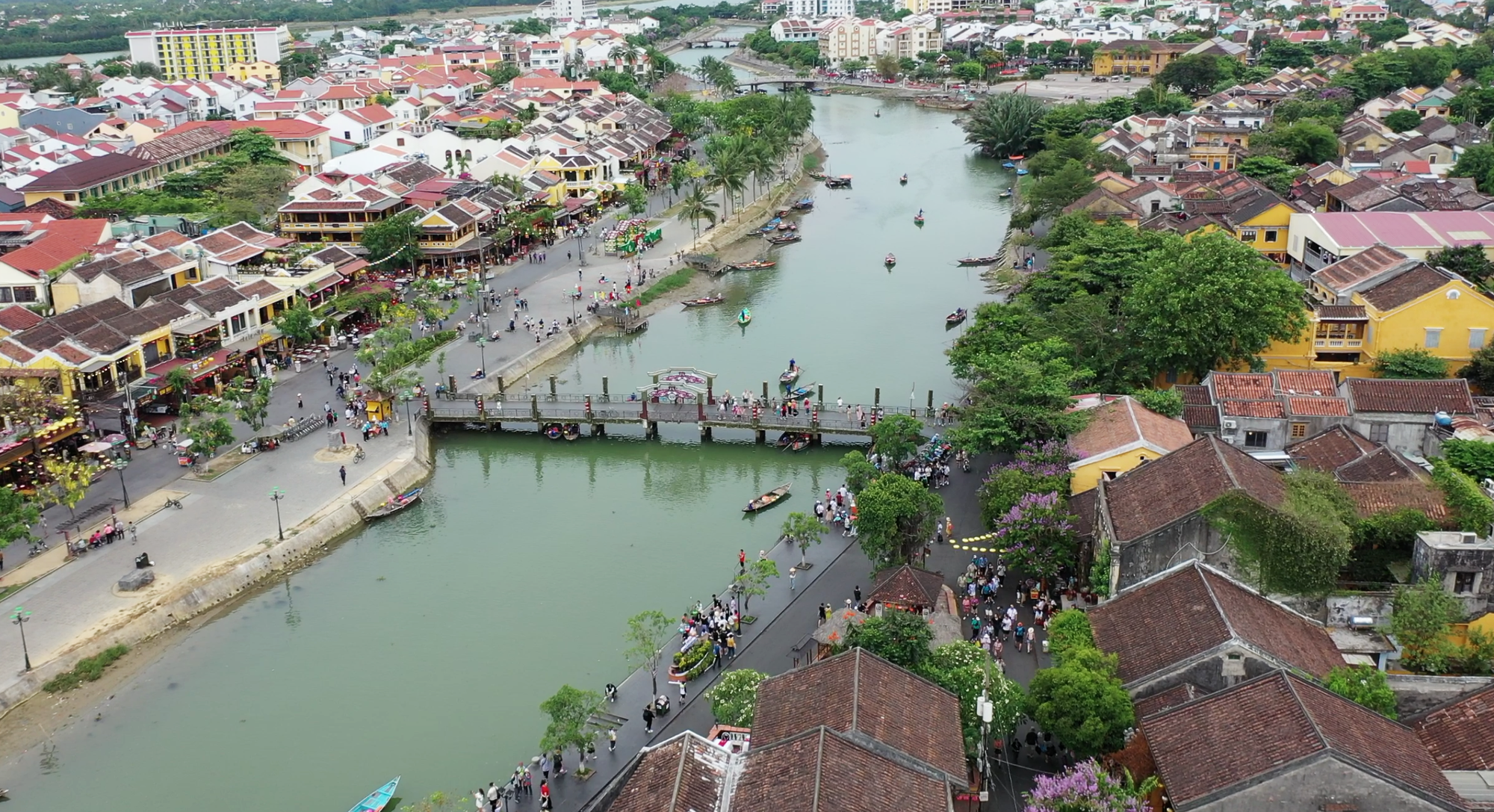 Hội An muốn đón khách chất lượng hơn là chuyện khen chê giá cả đắt rẻ- Ảnh 2. Phố cổ Hội An chiều 6-5 - Ảnh: B.D.