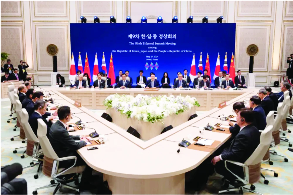 Tổng thống Hàn Quốc Yoon Suk Yeol, Thủ tướng Nhật Bản Fumio Kishida và Thủ tướng Trung Quốc Lý Cường tại Hội nghị Thượng đỉnh ba bên lần thứ 9. Ảnh: Yonhap