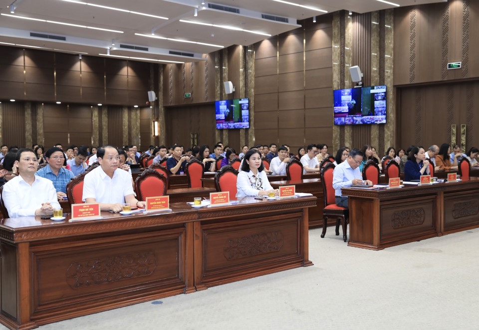 Phó Bí thư Thường trực Thành ủy Nguyễn Thị Tuyến cùng các đồng chí lãnh đạo TP tham dự hội nghị tại điểm cầu Thành uỷ Hà Nội.