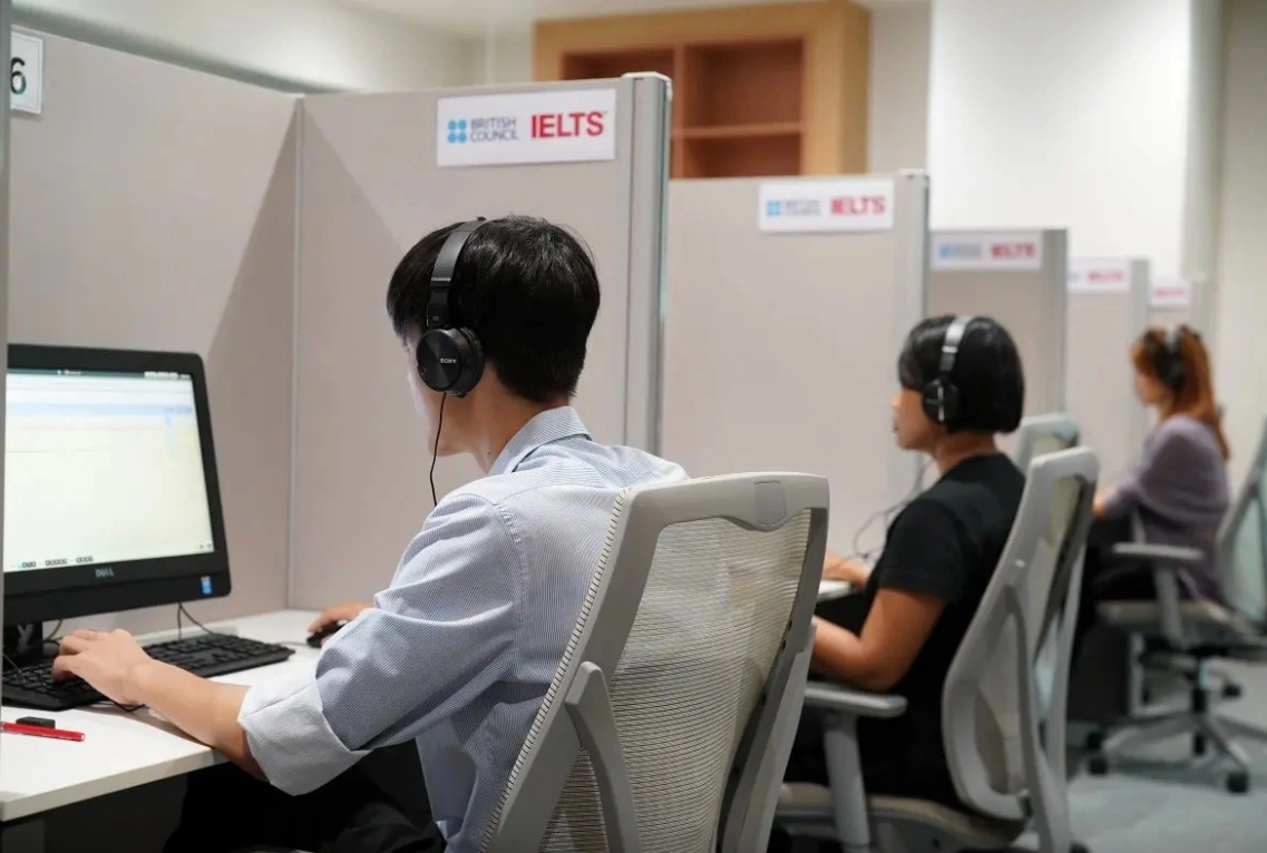 Hơn 56.000 chứng chỉ IELTS cấp trái phép: Bộ Giáo dục và Đào tạo chấp nhận sử dụng bình thường- Ảnh 1. Thí sinh tham dự bài thi IELTS - Ảnh: B.C.
