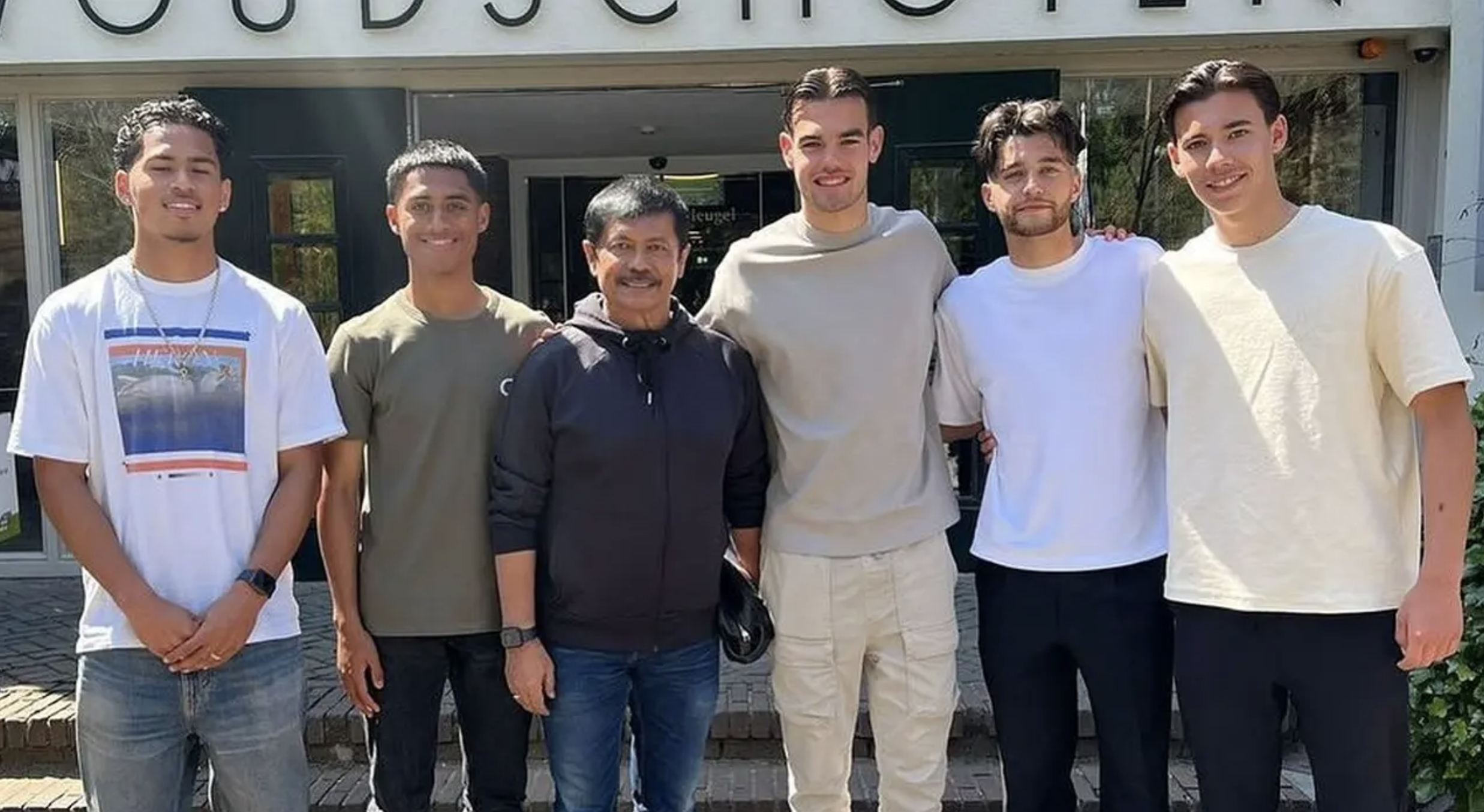 Hụt vé đến Olympic, Indonesia tức tốc nhập tịch thêm 6 cầu thủ- Ảnh 2. HLV Indra Sjafri (thứ 3 từ trái sang) đến Hà Lan để gặp gỡ các tài năng trẻ gốc Indonesia