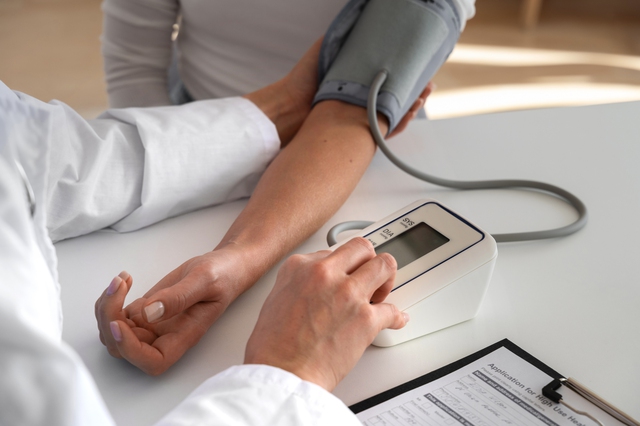 Bác sĩ 24/7: Huyết áp cao nguy hiểm thế nào?- Ảnh 1. Huyết áp cao có thể tăng nguy cơ đột quỵ như nhồi máu não