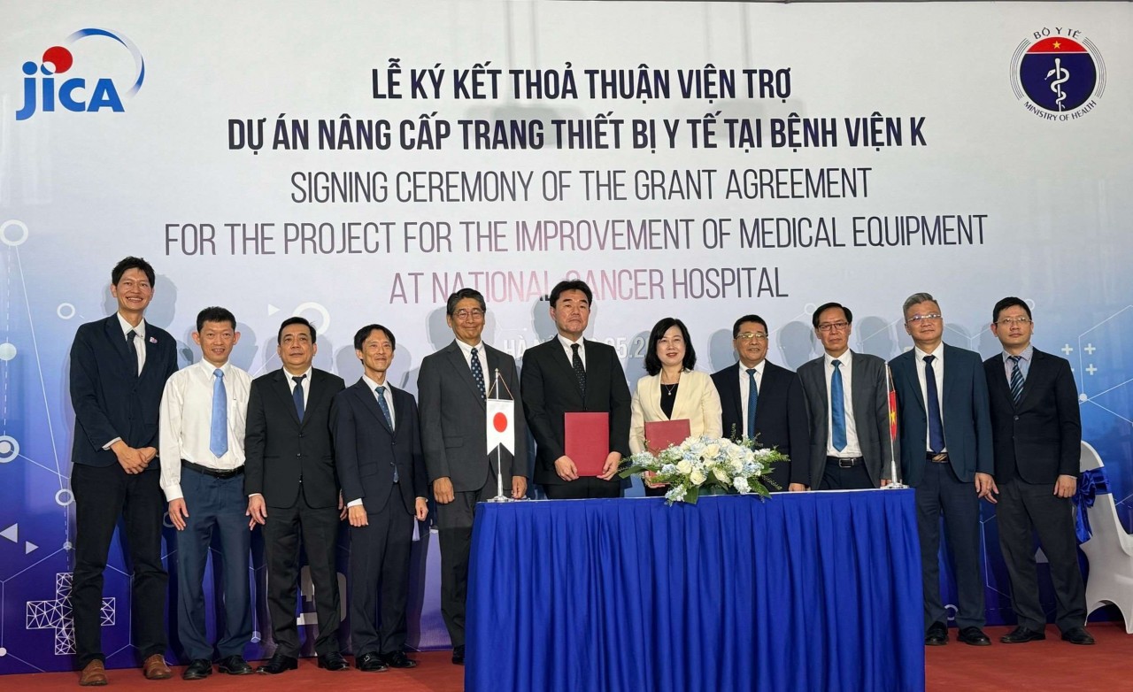 Bộ trưởng Y tế Đào Hồng Lan và Trưởng đại diện văn phòng JICA Việt Nam Sugano Yuichi đang ký Thỏa thuận viện trợ. (Nguồn: JICA Việt Nam)