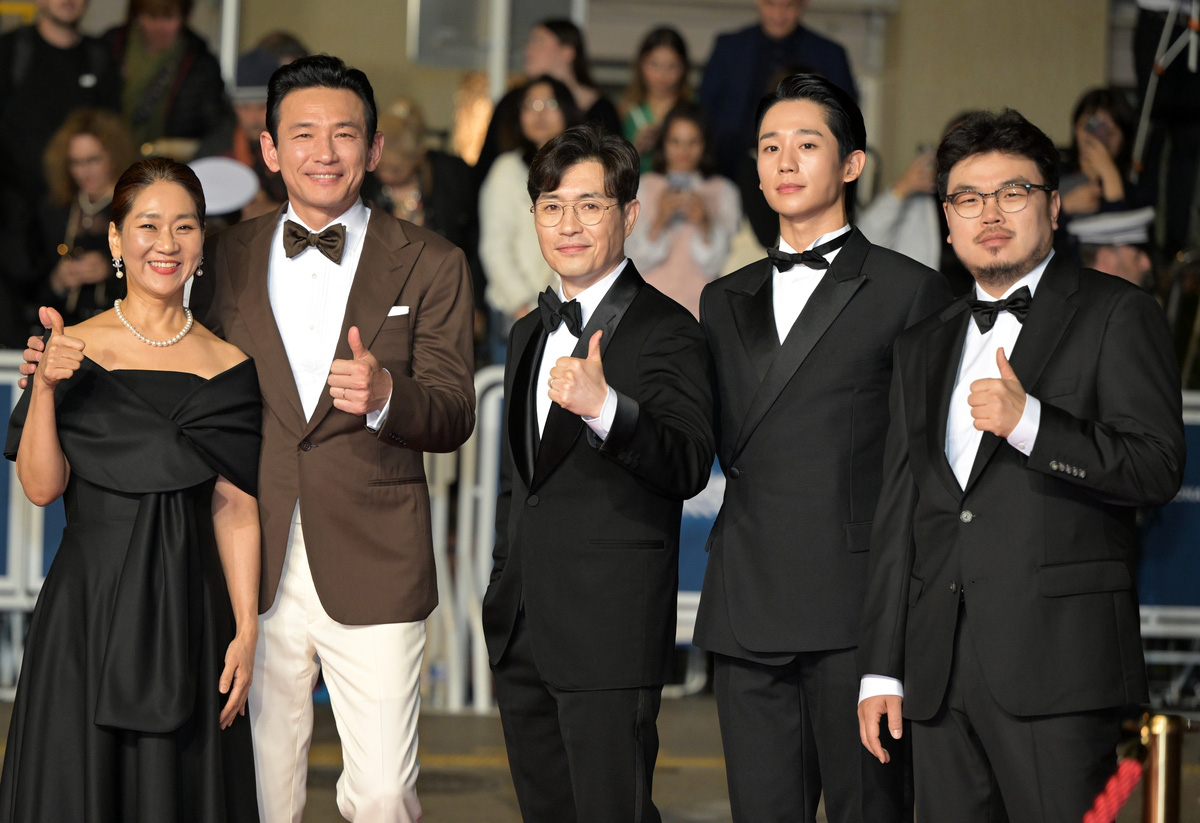 Đội ngũ sản xuất và dàn diễn viên của Veteran 2 bước đi trên thảm đỏ Cannes. Đội ngũ sản xuất và dàn diễn viên của Veteran 2 trên thảm đỏ Cannes