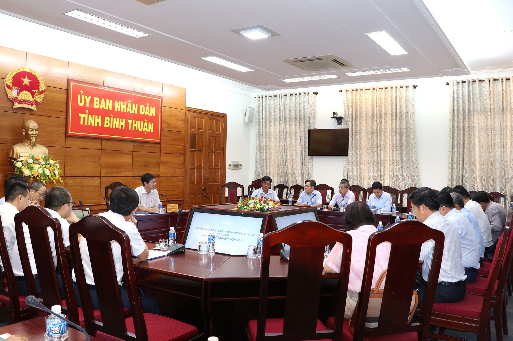 Phó chủ tịch UBND tỉnh Bình Thuận Nguyễn Hồng Hải chủ trì họp cùng các sở ngành tháo gỡ vướng mắc, đẩy nhanh tiến độ dự án KCN Sơn Mỹ 1 tại cuộc họp chiều 13.5