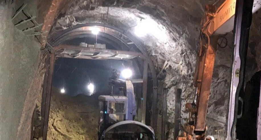 Hiện công tác khắc phục sự cố sạt lở hầm đường sắt Chí Thạnh vẫn đang được tiến hành khẩn trương. Ảnh: Quang Đạt