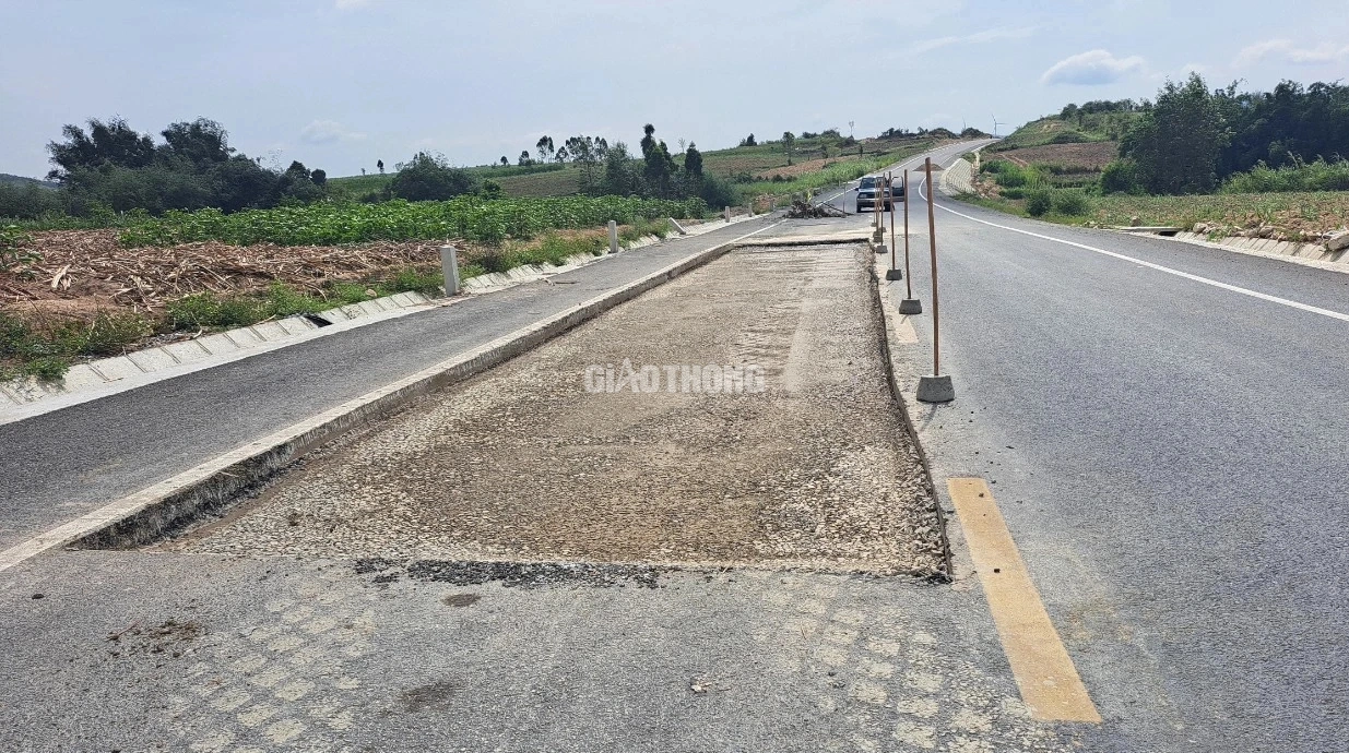 Khắc phục xong điểm nước ngầm trên QL19 đoạn tuyến tránh An Khê- Ảnh 1. Khắc phục xong điểm nước ngầm trên QL19 đoạn tuyến tránh An Khê- Ảnh 1.