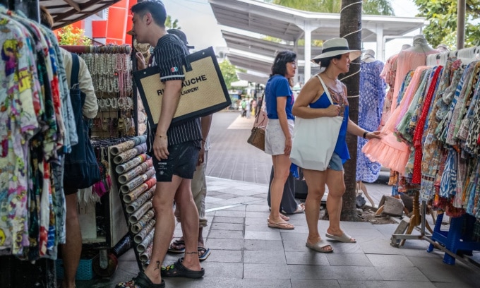 Khách Trung Quốc mua sắm ở Bali, Indonesia. Ảnh: EPA-EFE