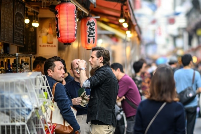 Khách quốc tế mua sắm tại Tokyo, Nhật Bản. Ảnh: AFP