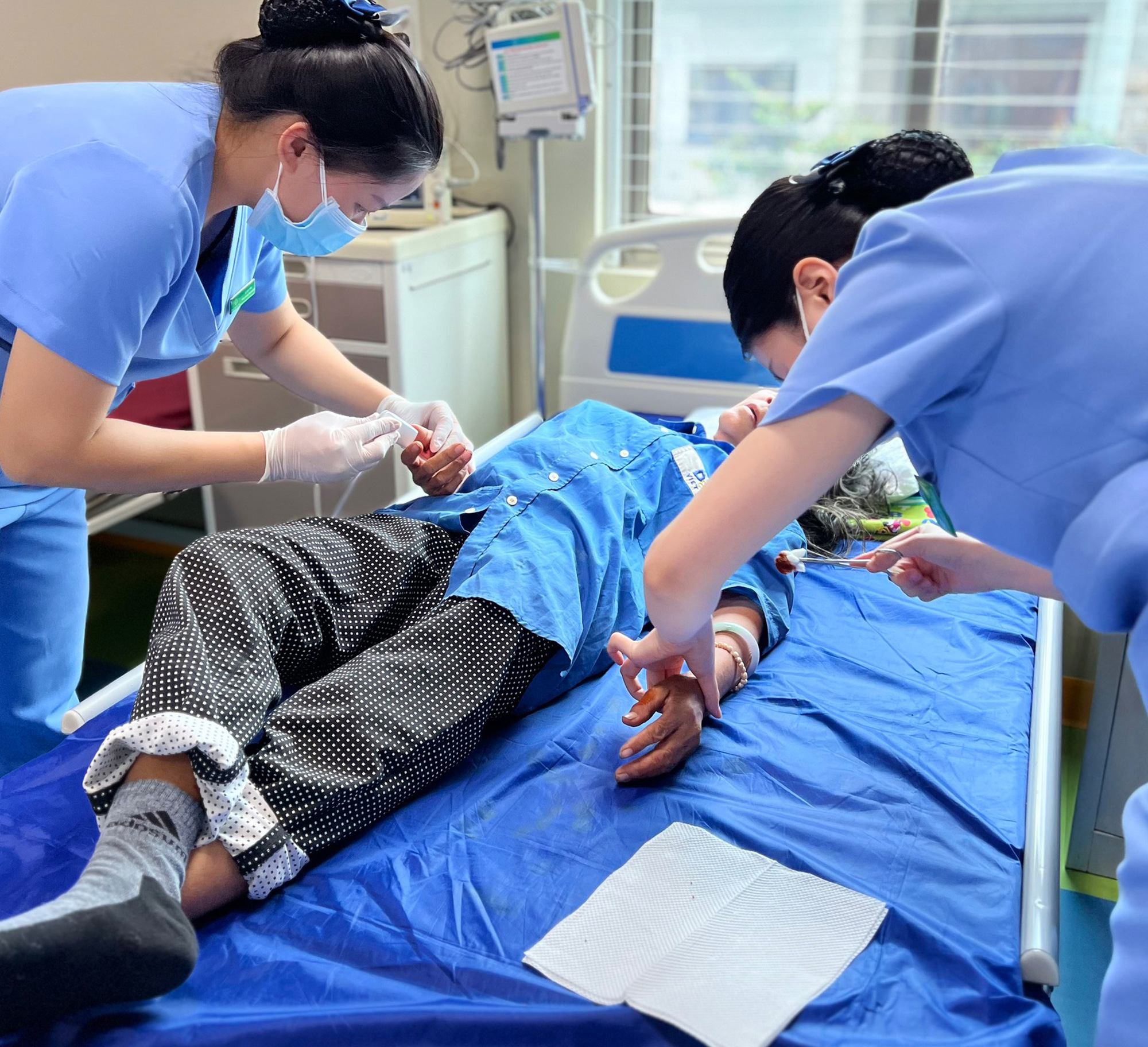 Khách sạn phá tổ ong, nhiều người đi đường bị ong đốt phải cấp cứu- Ảnh 1. Nhân viên y tế sơ cứu cho các trường hợp bị ong đốt trước khi chuyển đến bệnh viện để theo dõi, điều trị - Ảnh: Phòng khám The MedCare Hải Phòng