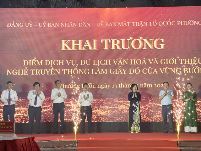 Quận Tây Hồ: Khai trương điểm dịch vụ, du lịch văn hóa và giới thiệu nghề truyền thống "Làm giấy Dó" của vùng Bưởi xưa - Ảnh 1. Quận Tây Hồ: Khai trương điểm dịch vụ, du lịch văn hóa và giới thiệu nghề truyền thống "Làm giấy Dó" của vùng Bưởi xưa - Ảnh 1.