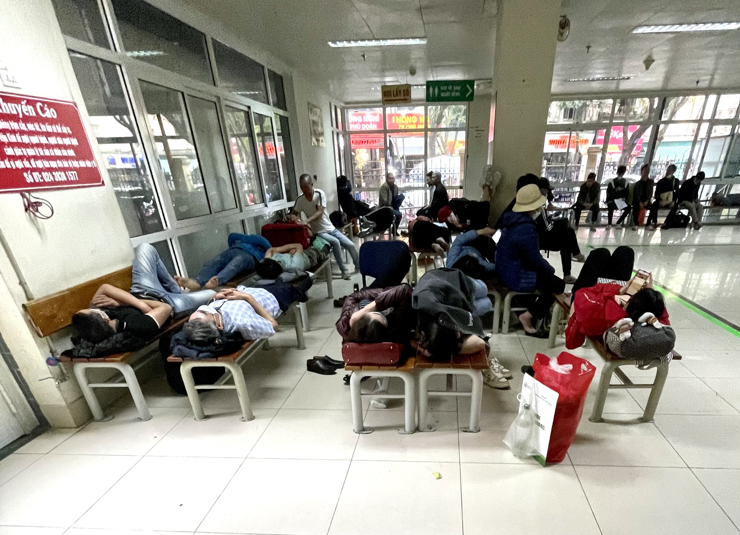 Khám chữa bệnh bảo hiểm y tế tăng nhanh- Ảnh 1. Tại nhiều bệnh viện công, số lượt người khám bảo hiểm y tế tăng cao trong năm 2023