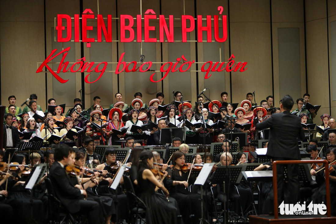 Giao hưởng hợp xướng Điện Biên Phủ Biểu diễn bản giao hưởng hợp xướng Điện Biên Phủ dài 30 phút của tác giả Hoàng Vân - Ảnh: DANH KHANG