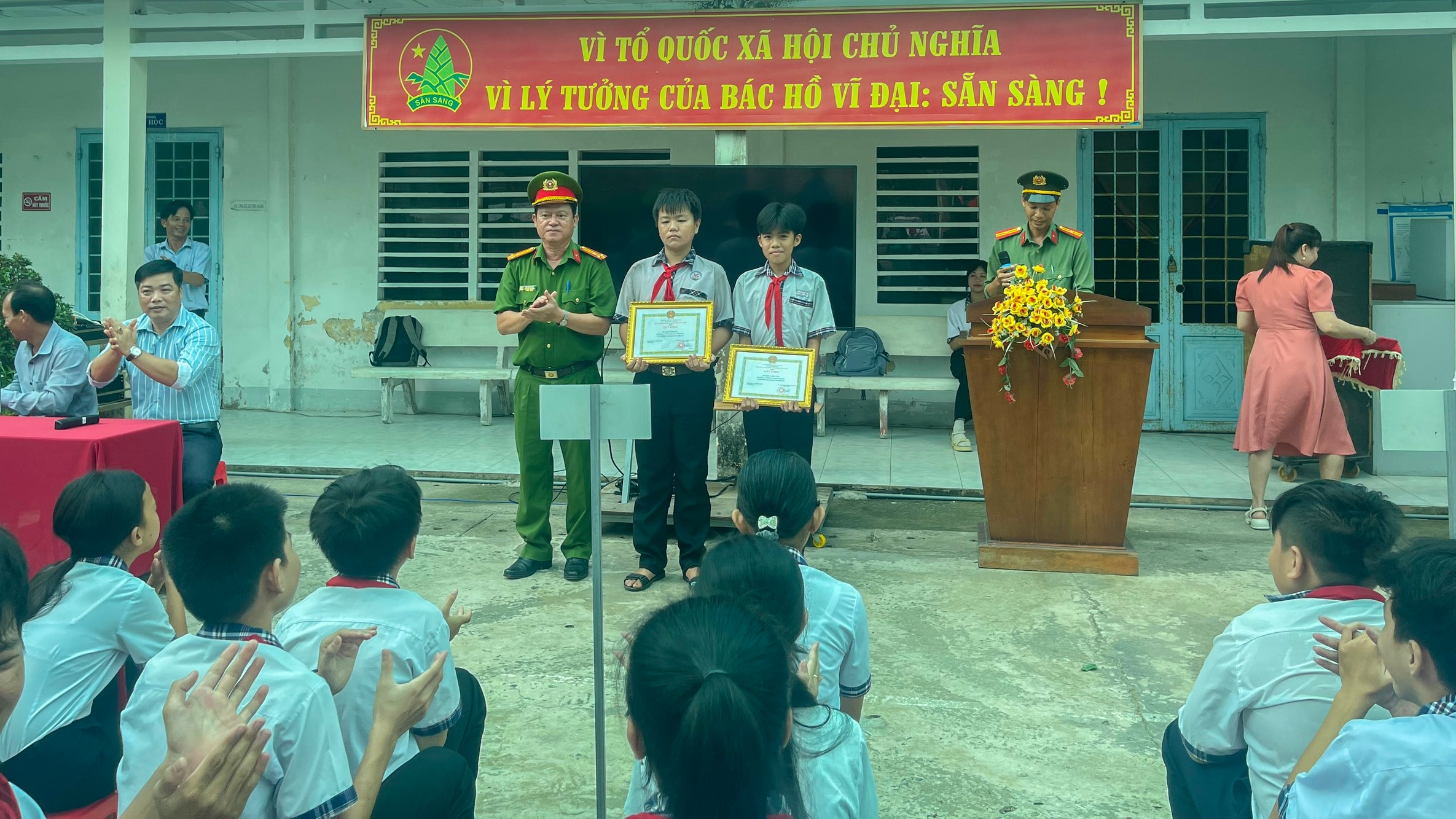 Huỳnh Lê Quốc Thái và Nguyễn Khánh Duy được nhận giấy khen của Chủ tịch UBND H.Vũng Liêm