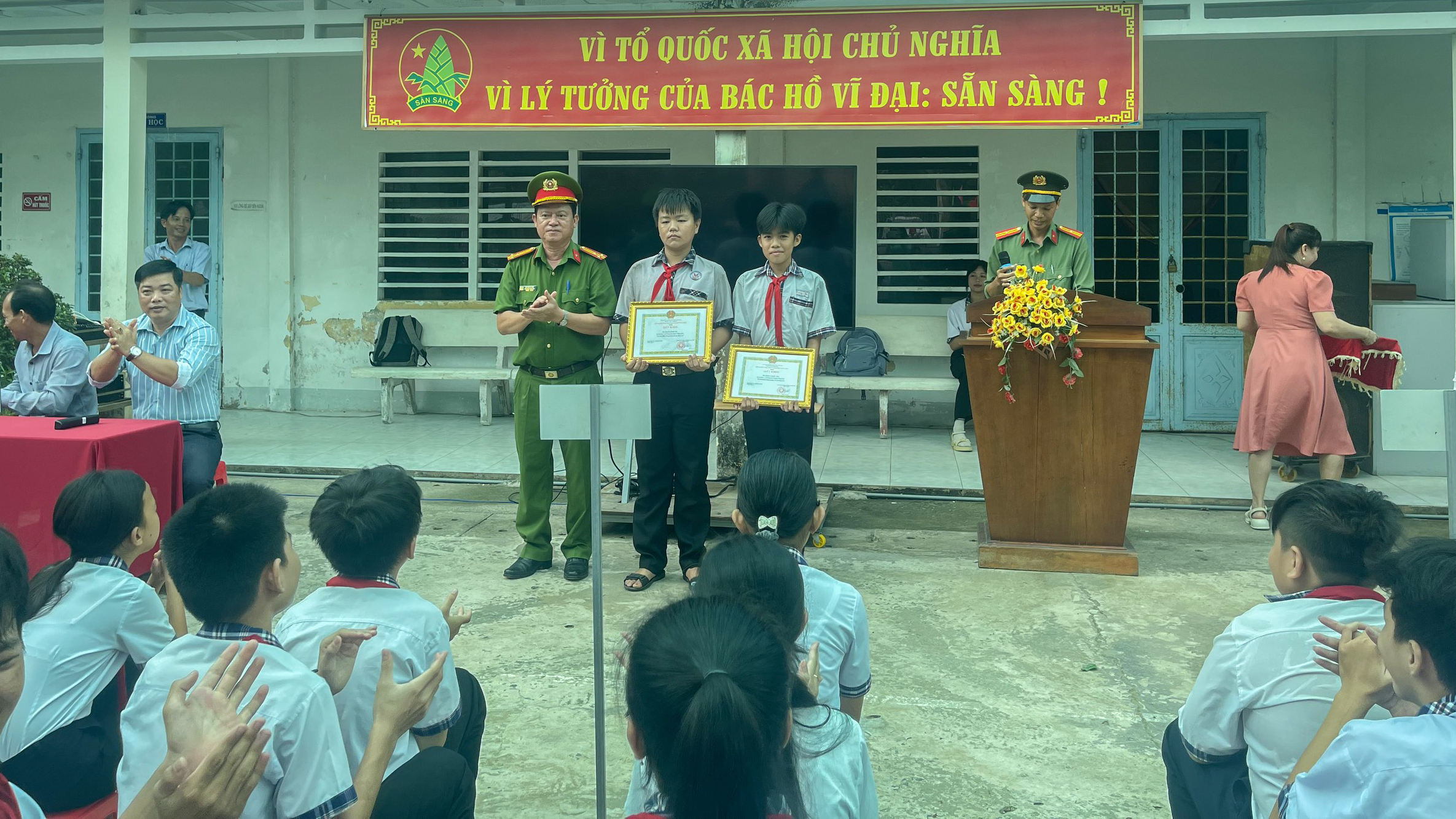 Vĩnh Long: Khen thưởng 2 học sinh không tham của rơi- Ảnh 1. Huỳnh Lê Quốc Thái và Nguyễn Khánh Duy được nhận giấy khen của Chủ tịch UBND H.Vũng Liêm